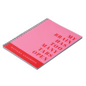 モダンおもしろいミニマル赤ピンクタイポグラフィ雑誌 ノートブック (左側)