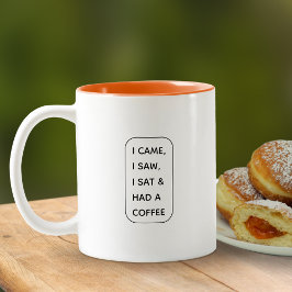 モダンおもしろい来見たよ、コーヒーを飲んで座った ツートーンマグカップ