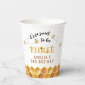 モダンかわいい3歳の誕生日を迎えるのはとても甘い 紙コップ (裏面)