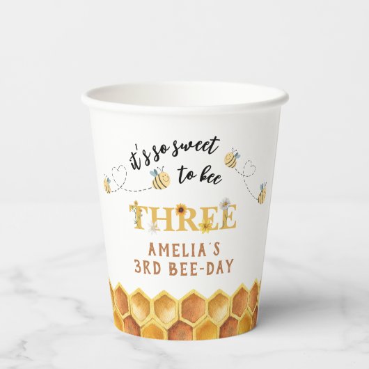 モダンかわいい3歳の誕生日を迎えるのはとても甘い 紙コップ (裏面)