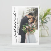 モダンたった今結婚しましたの新しい写真初めてのクリスマス シーズンカード (スタンド正面)