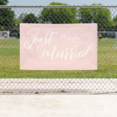 モダンたった今結婚しましたウェディングレセプションピンクの車 横断幕 (インサイチュ)