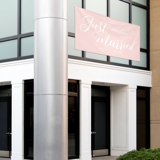 モダンたった今結婚しましたウェディングレセプションピンクの車 横断幕 (ビルの外側)