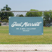 モダンたった今結婚しましたカーバナー 横断幕 (インサイチュ)