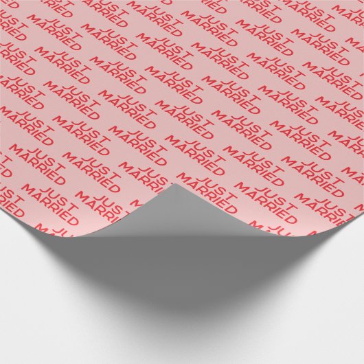 モダンたった今結婚しましたレッドピンク ラッピングペーパー (角)