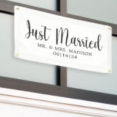 モダンたった今結婚しました付ハート 横断幕 (ビルの外側)