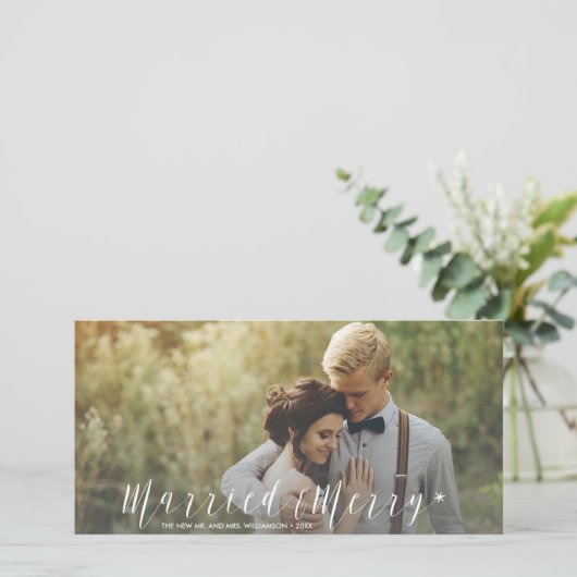 モダンたった今結婚しました新メリー婚ホリデー写真 シーズンカード (スタンド正面)