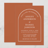 モダンでおしゃれなアーチ バーンオレンジ色の結婚式 招待状 (正面/裏面)