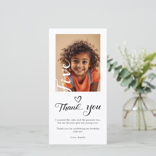 モダンでおしゃれなスクリプト 5歳の誕生日写真 サンキューカード (スタンド正面)