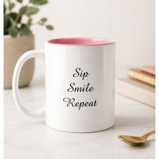 モダンでおしゃれなタイポグラフィーが楽しめる「Sip Smile Repeat」2トーン マグカップ