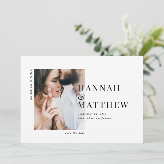 モダンでおしゃれなタイポグラフィーの写真ウェディング セーブザデート (スタンド正面)