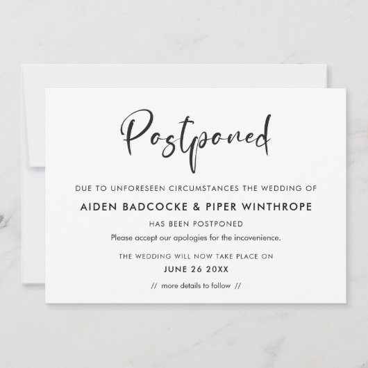 モダンでおしゃれなタイポグラフィー 延期された結婚式の日付 招待状 (正面)