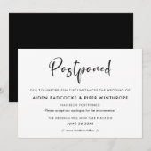 モダンでおしゃれなタイポグラフィー 延期された結婚式の日付 招待状 (正面/裏面)