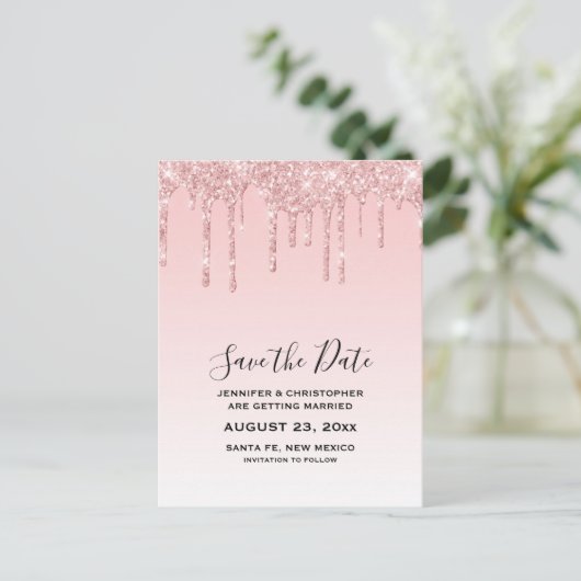 モダンでおしゃれなピンクの疑似グリッター Save the Date ポストカード (スタンド正面)