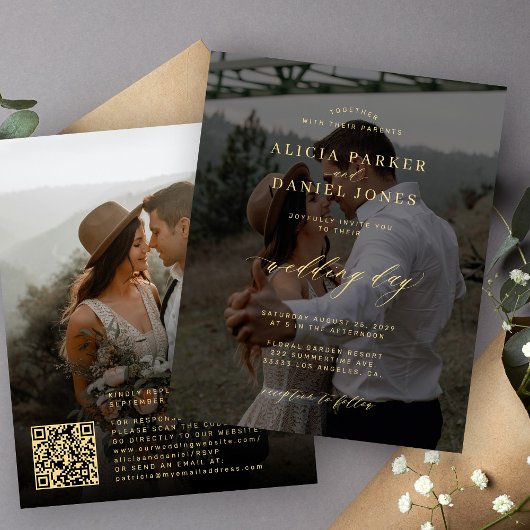 モダンでおしゃれな2枚の写真とQRコードが付いた結婚式招待状