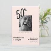 モダンでおもしろい薄ピンクの写真 50歳の誕生日 招待状 (スタンド正面)