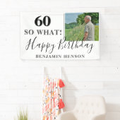 モダンでおもしろい60歳 何だって? 60歳の誕生日パーティーの写真 横断幕 (インサイチュ)