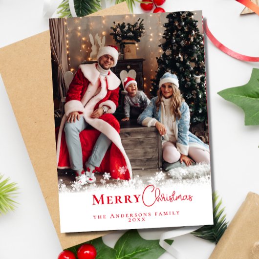 モダンでお祭り気分満載の真っ赤なクリスマススタイルの家族写真 シーズンカード
