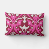モダンではっきりしたで赤いピンクのガーリーなイカットの種族パターン ランバークッション (裏面)