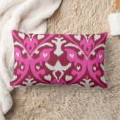 モダンではっきりしたで赤いピンクのガーリーなイカットの種族パターン ランバークッション (ブランケット)