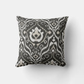 モダンではっきりしたなベージュ白黒のイカットの種族パターン クッション (裏面)