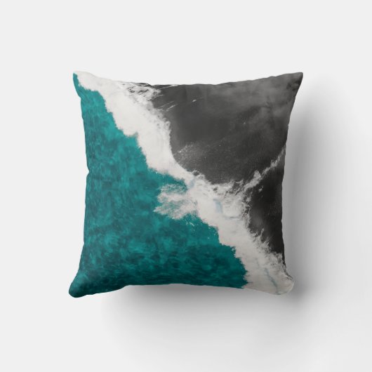 モダンでアートなティール（緑がかった色）の暗藍色の海のビーチの波 クッション (裏面)