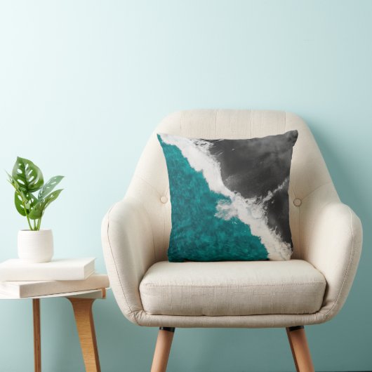 モダンでアートなティール（緑がかった色）の暗藍色の海のビーチの波 クッション (椅子)