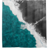 モダンでアートなティール(緑がかった色)の暗藍色の海のビーチの波 シャワーカーテン (正面)