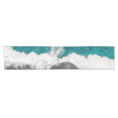 モダンでアートなティール(緑がかった色)の暗藍色の海のビーチの波 ショートテーブルランナー (横)