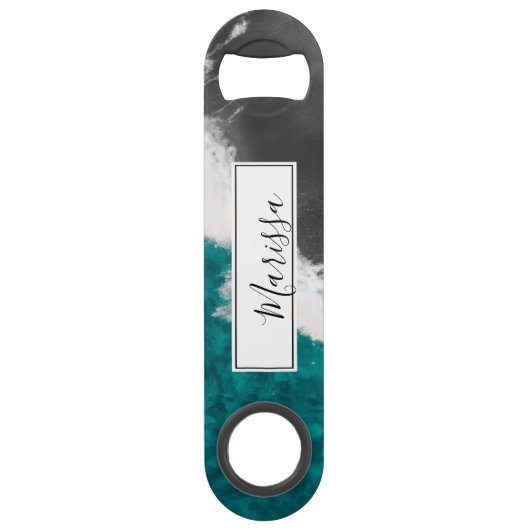 モダンでアートなティール（緑がかった色）の暗藍色の海のビーチの波 スピード栓抜き (正面)