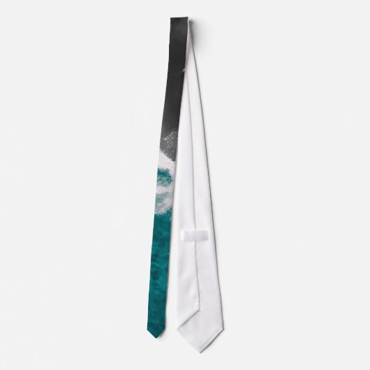 モダンでアートなティール（緑がかった色）の暗藍色の海のビーチの波 ネクタイ (裏面)