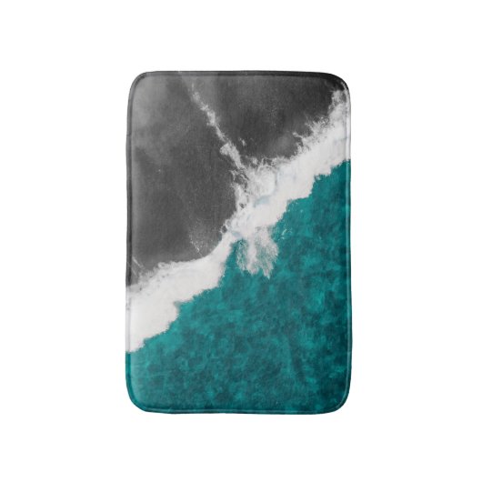 モダンでアートなティール（緑がかった色）の暗藍色の海のビーチの波 バスマット (正面縦)