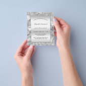 モダンでエレガントなシルバーの誕生日招待状 チラシ (手)