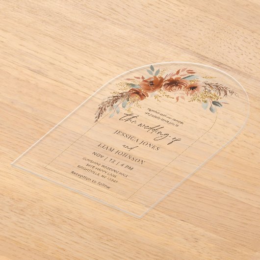 モダンでエレガントなテラコッタの秋の花のウェディング アクリル招待状 (レイダウン)