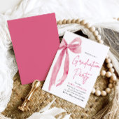 モダンでエレガントなトレンディなスタイリッシュなピンクの蝶ネクタイの卒業式 招待状