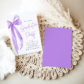 モダンでエレガントなトレンディなパープルのリボン卒業式 招待状