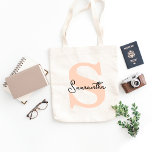 モダンでエレガントなピンクのイニシャル入りのトートバッグ トートバッグ<br><div class="desc">あなたのブライズメイド、バチェロレッテパーティーのゲスト、誕生日、または結婚式のゲストパーティーのお土産に最適なトートバッグをチェックしてみてください。モダンでエレガントなカスタムトートバッグは、あなたの結婚式や特別な行事にマッチするおしゃれで洗練されたアイテムです。名前とイニシャル、色、フォントを好みに合わせて変更できます。</div>