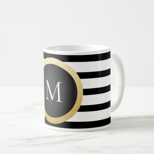 モダンでエレガントな白黒のストライプのモノグラム コーヒーマグカップ (正面右)
