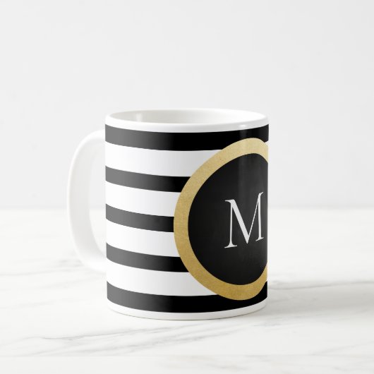 モダンでエレガントな白黒のストライプのモノグラム コーヒーマグカップ (正面左)