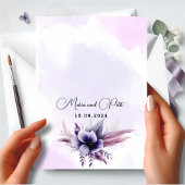 モダンでエレガントな紫と銀の花をあしらった結婚式 招待状