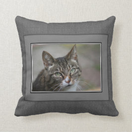 モダンでカスタムな家族写真のダークグレーのバーラップ クッション