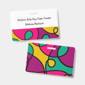 モダンでカラフルなデイケアの中心の名前 バッジ (表裏)