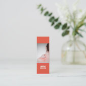 モダンでカラフルな女性はマッサージセラピストを支持します スキニー名刺 (スタンド正面)