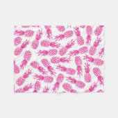 モダンでガーリーな赤紫のかわいいパイナップルパターン フリースブランケット (正面(横))