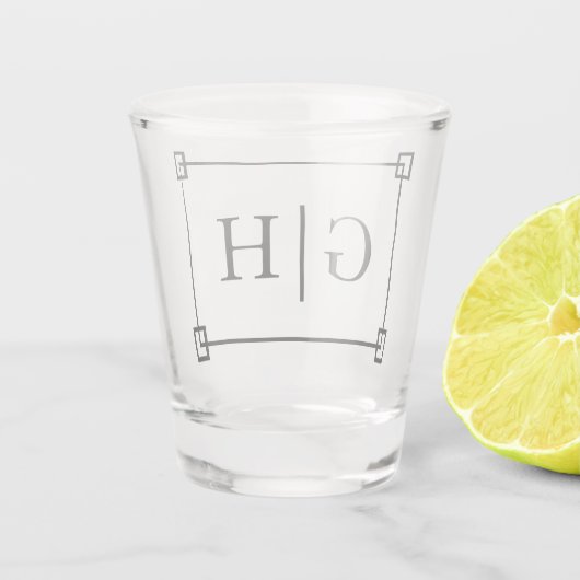 モダンでクラシックなフレーム及びモノグラムの手紙 ショットグラス (裏面)