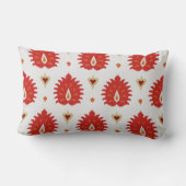 モダンでシックで装飾的で赤い金ゴールドの白いイカットの枕 ランバークッション (裏面)