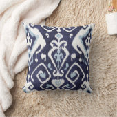 モダンでシックで装飾的で青および白いイカットの枕 クッション (ブランケット)