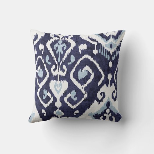 モダンでシックで装飾的で青および白いイカットの枕 クッション (裏面)