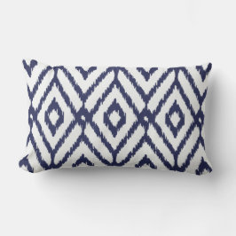 モダンでシックで青および白いイカットのダイヤモンドパターン ランバークッション