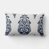 モダンでシックなダマスク織の青および白いイカットの枕 ランバークッション (裏面)